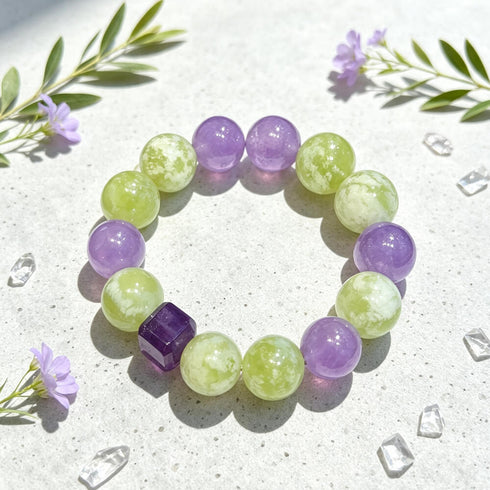 Round purple and green crystal bead bracelet with purple cube detail